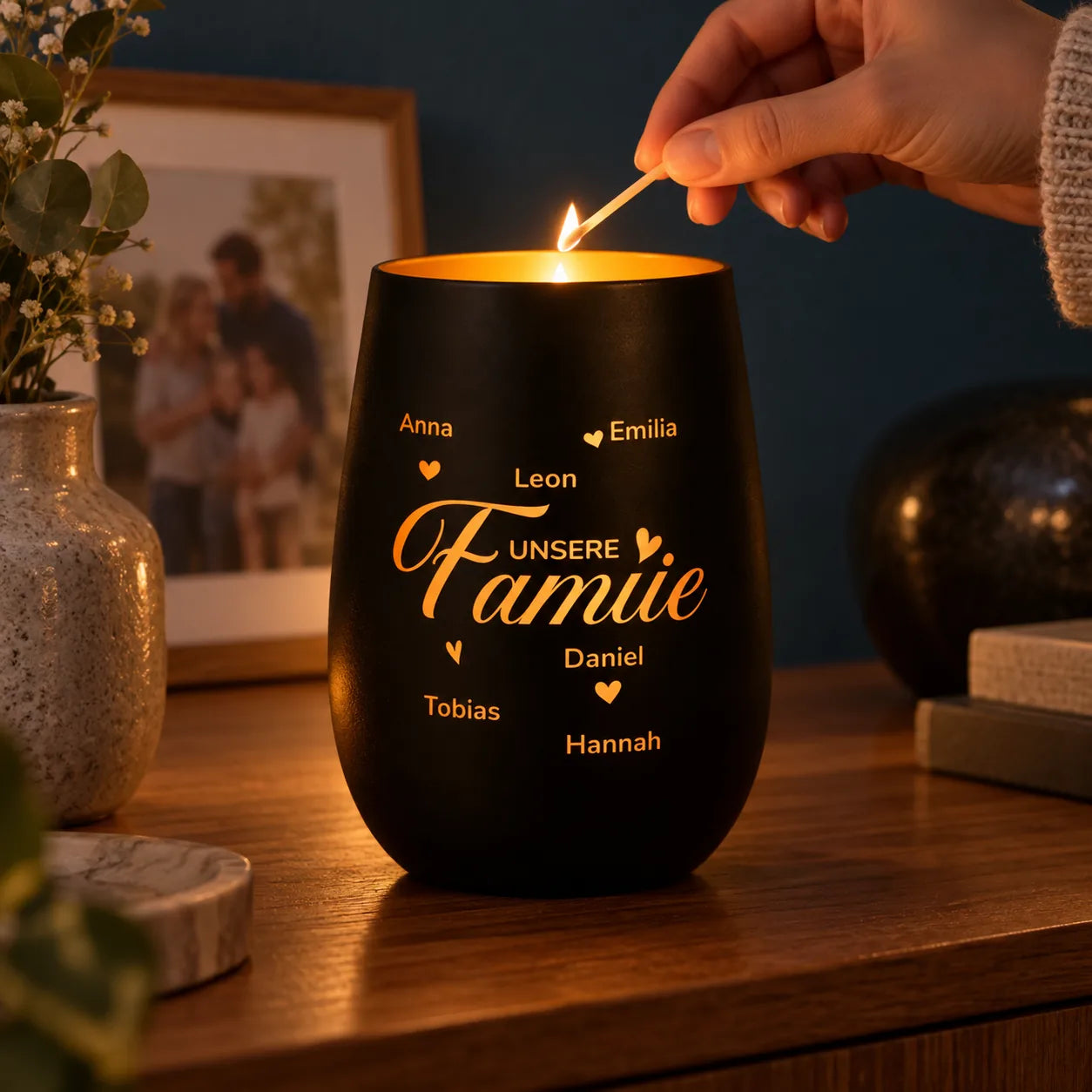 Dasselbe Familien-Windlicht mit brennender Kerze